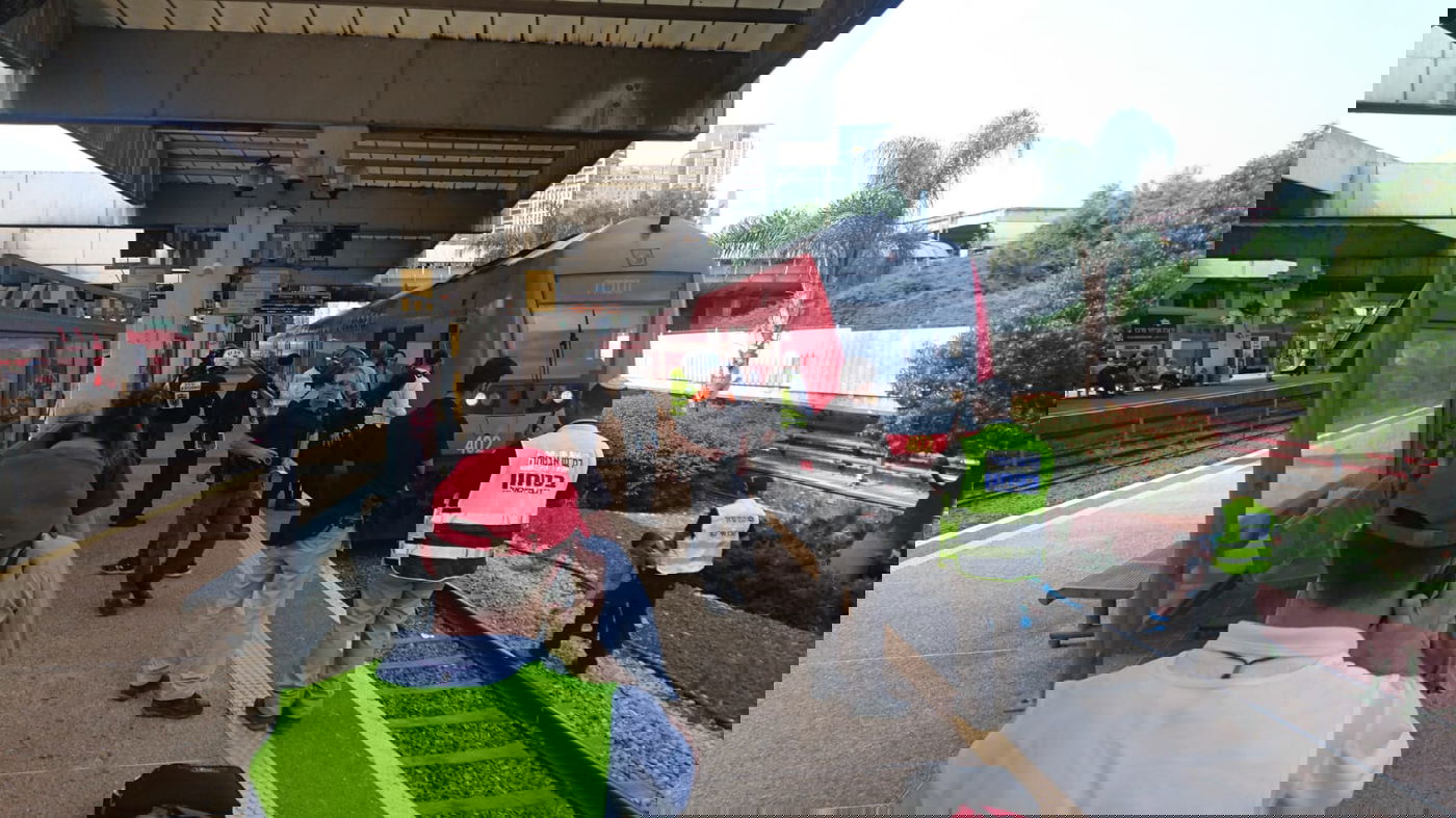 ירד למסילה ונפצע מרכבת באורח קשה