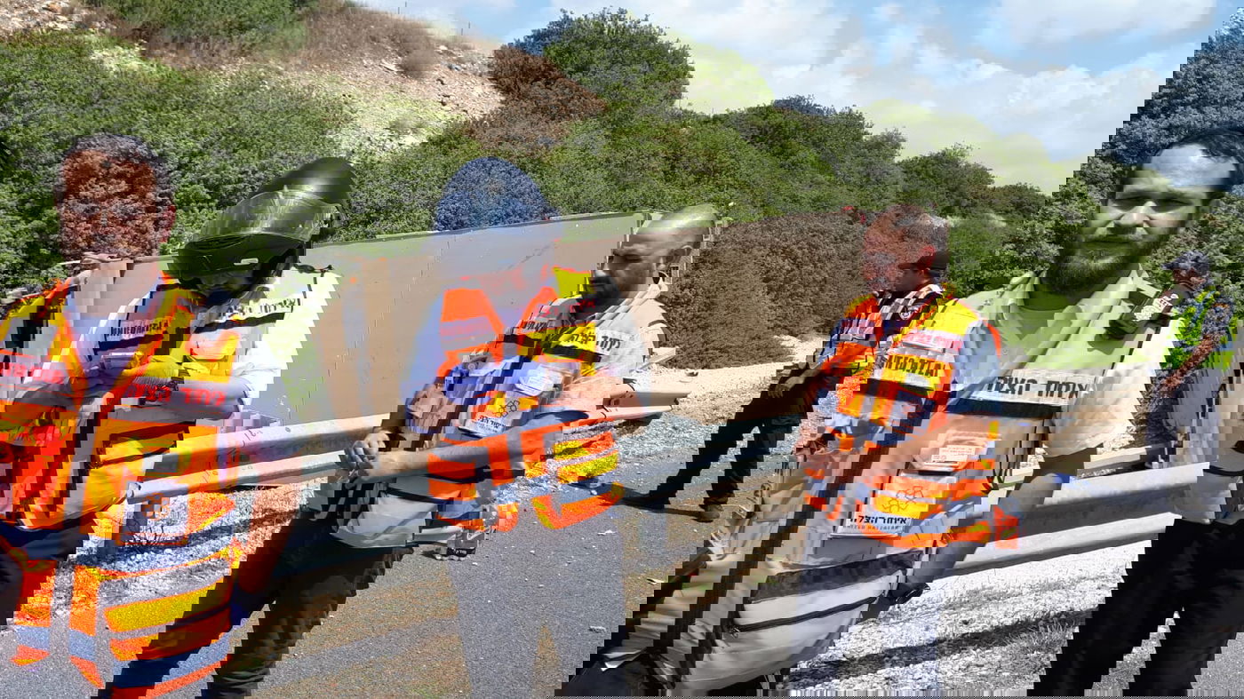 משאית צבאית התהפכה והתנגשה באוטובוס עמוס נוסעים