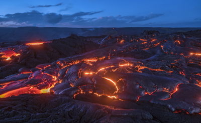 הלבה מכסה את האי