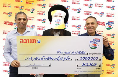 מימין: אייל מליס מנכ"ל תנובה, הר"ר ש. מ. בעלה של הזוכה, יהודה הראל מנהל מגזרים תנובה