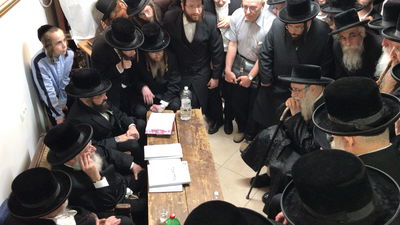 האדמו"ר מצאנז ניחם את הגאון רבי אשר וייס • תיעוד