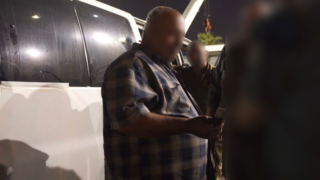 אחד ממשתתפי המשט מציג את הכסף שקיבל עבור כך מחמאס