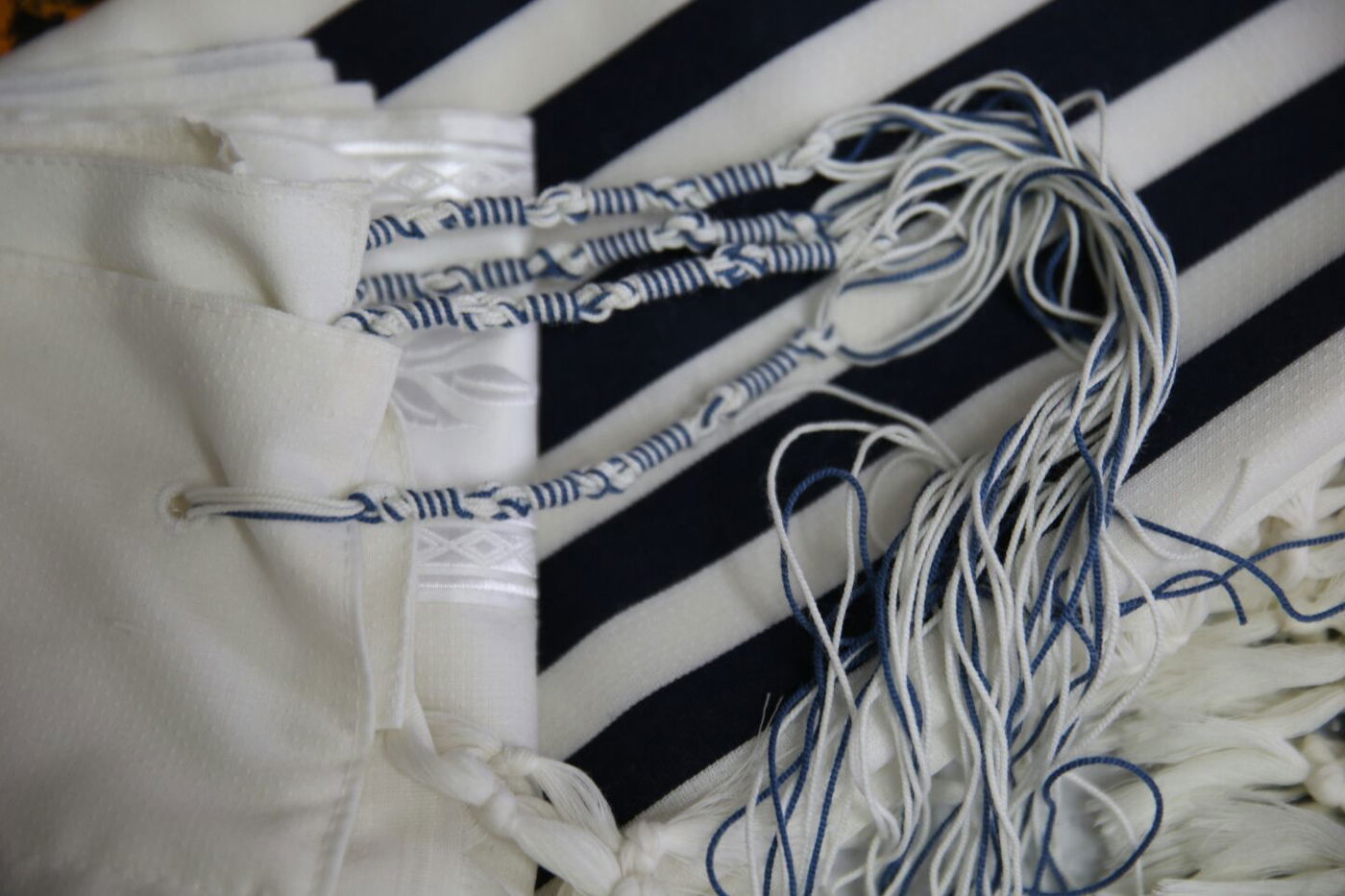 לשם מצווה: כך קושרים ציציות • תיעוד