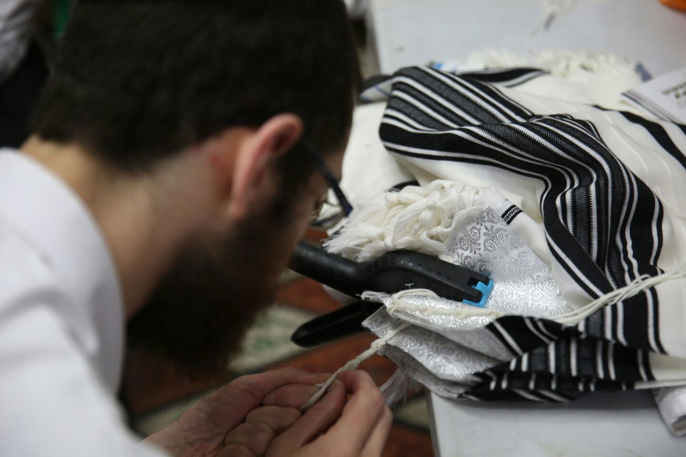 לשם מצווה: כך קושרים ציציות • תיעוד