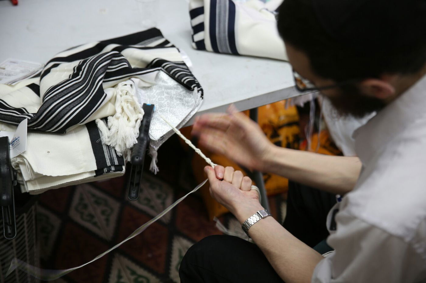 לשם מצווה: כך קושרים ציציות • תיעוד