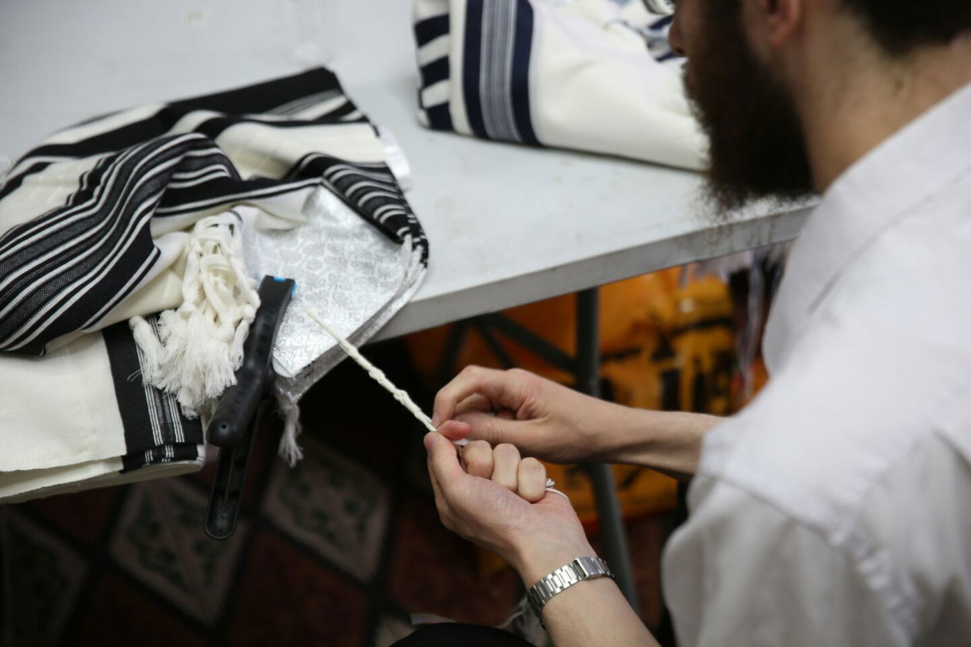 לשם מצווה: כך קושרים ציציות • תיעוד