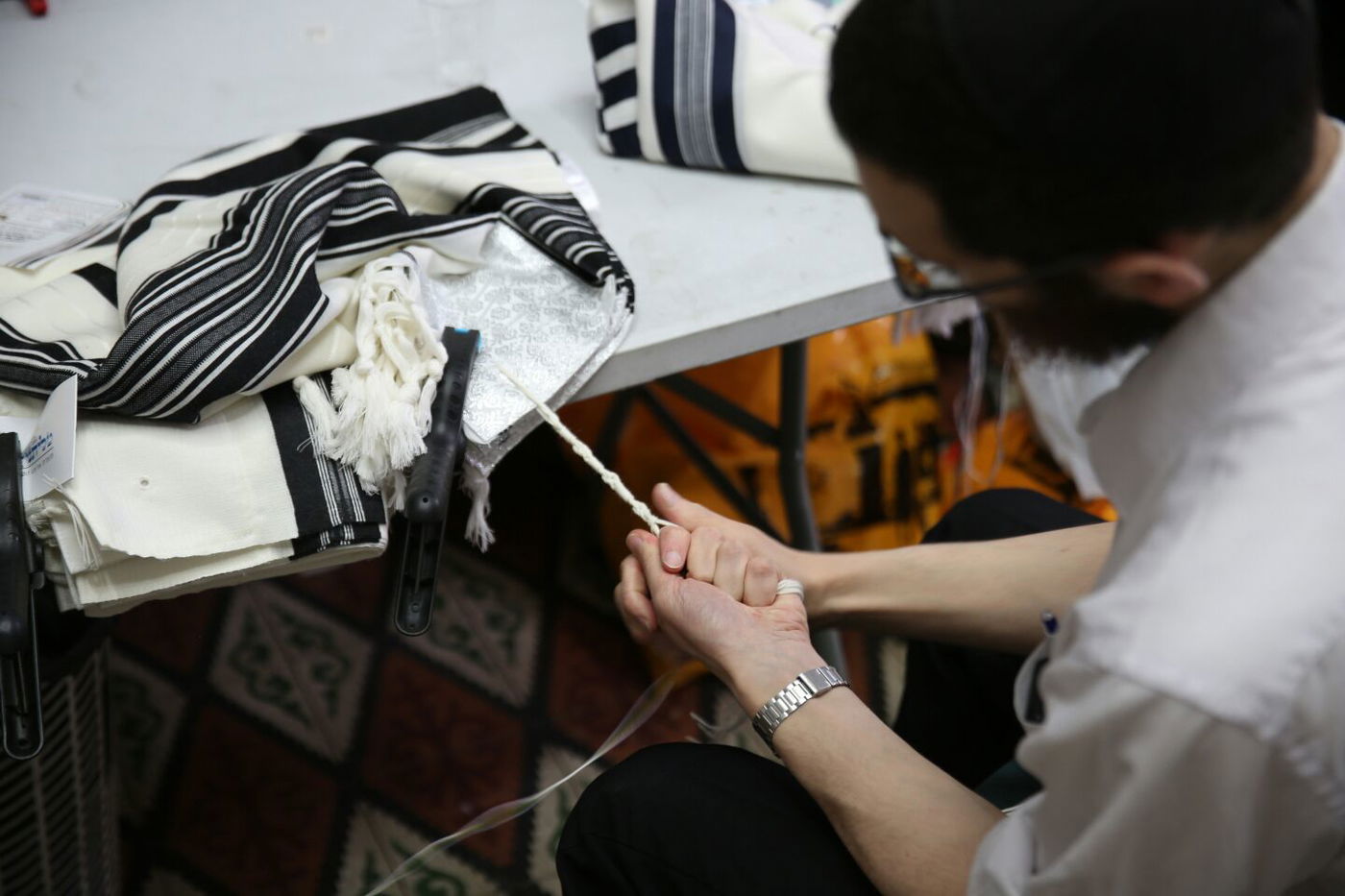 לשם מצווה: כך קושרים ציציות • תיעוד