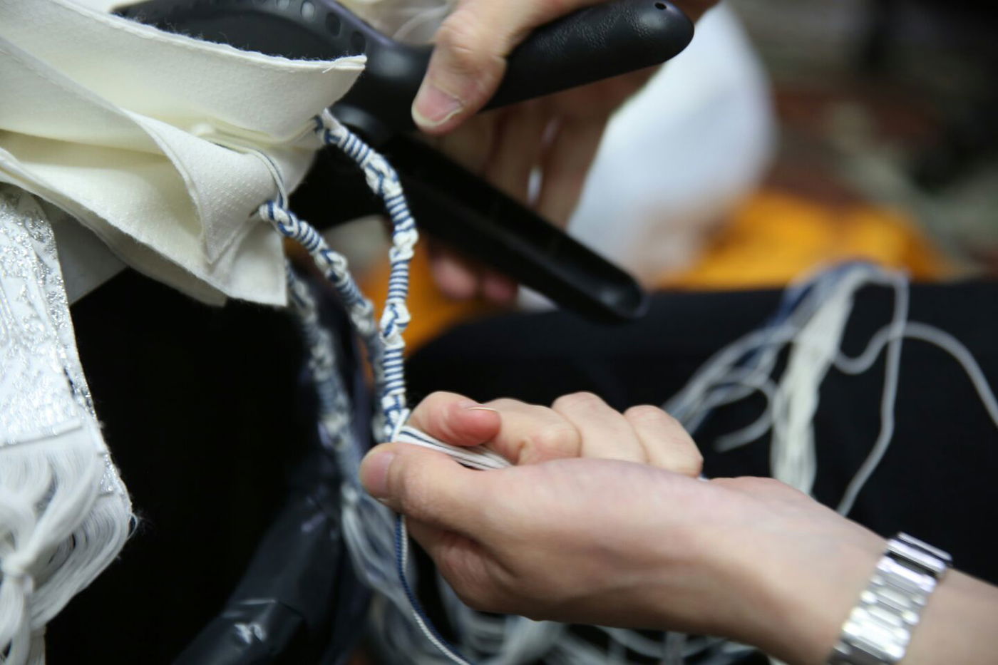 לשם מצווה: כך קושרים ציציות • תיעוד