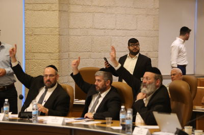 הגימיקים של חברי המועצה החרדים  • צפו