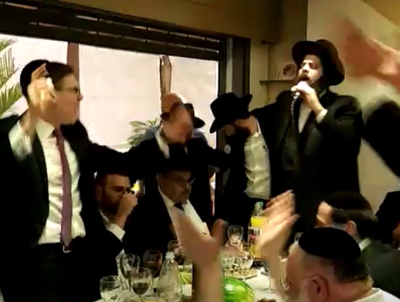 צפו:  ראש העיר החסידי מסלסל 'שבחי ירושלים'