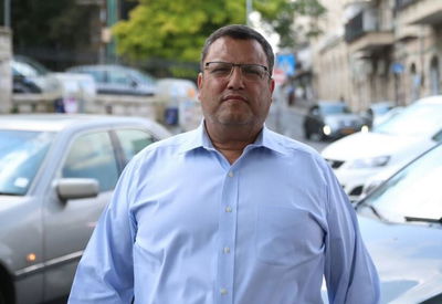 משה ליאון בכניסה לשכונת מאה שערים, היום