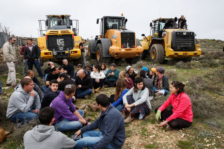 המתיישבים מפגינים נגד הפינוי
