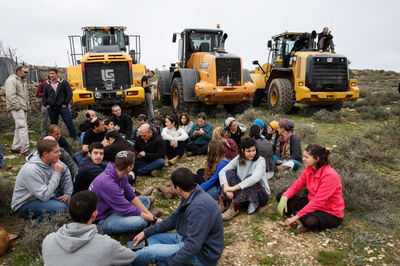 המתיישבים מפגינים נגד הפינוי