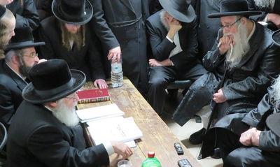 האדמו"ר מצאנז והגאב"ד התפייסו ב'שבעה'