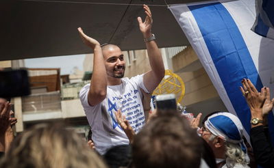"לוחם מצטיין": אלאור אזריה רוצה רישיון נשק