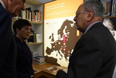 סיר סטיבן סדלי במוזיאון השואה יחד עם המושלת