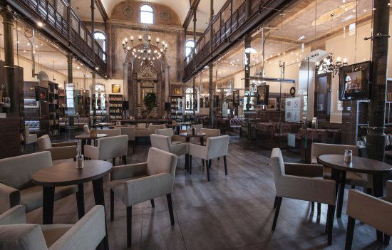 מראה מזעזע של בית קפה בבית הכנסת בטרנבא