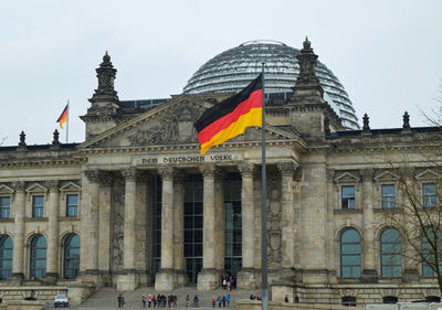 האזינו למוזיקה ישראלית והותקפו באגרופים