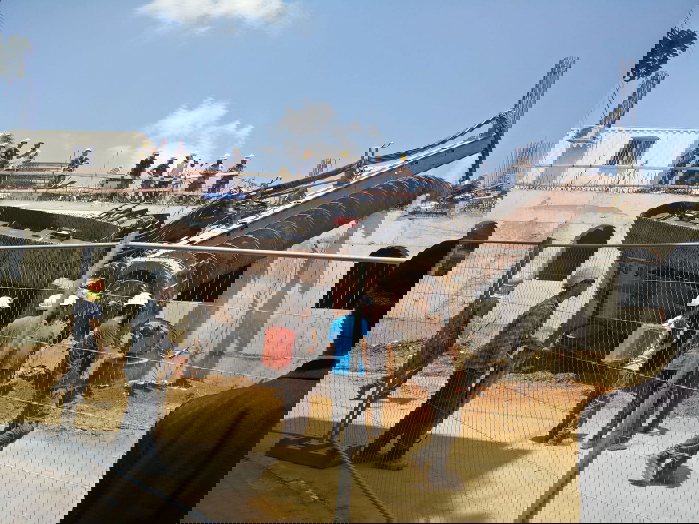 נס בבני ברק: טרקטור הקידוח קרס באתר בית המדרש של וויז'ניץ