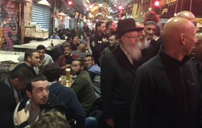 ליצמן בביקור פתע בשוק מחנה יהודה. ארכיון