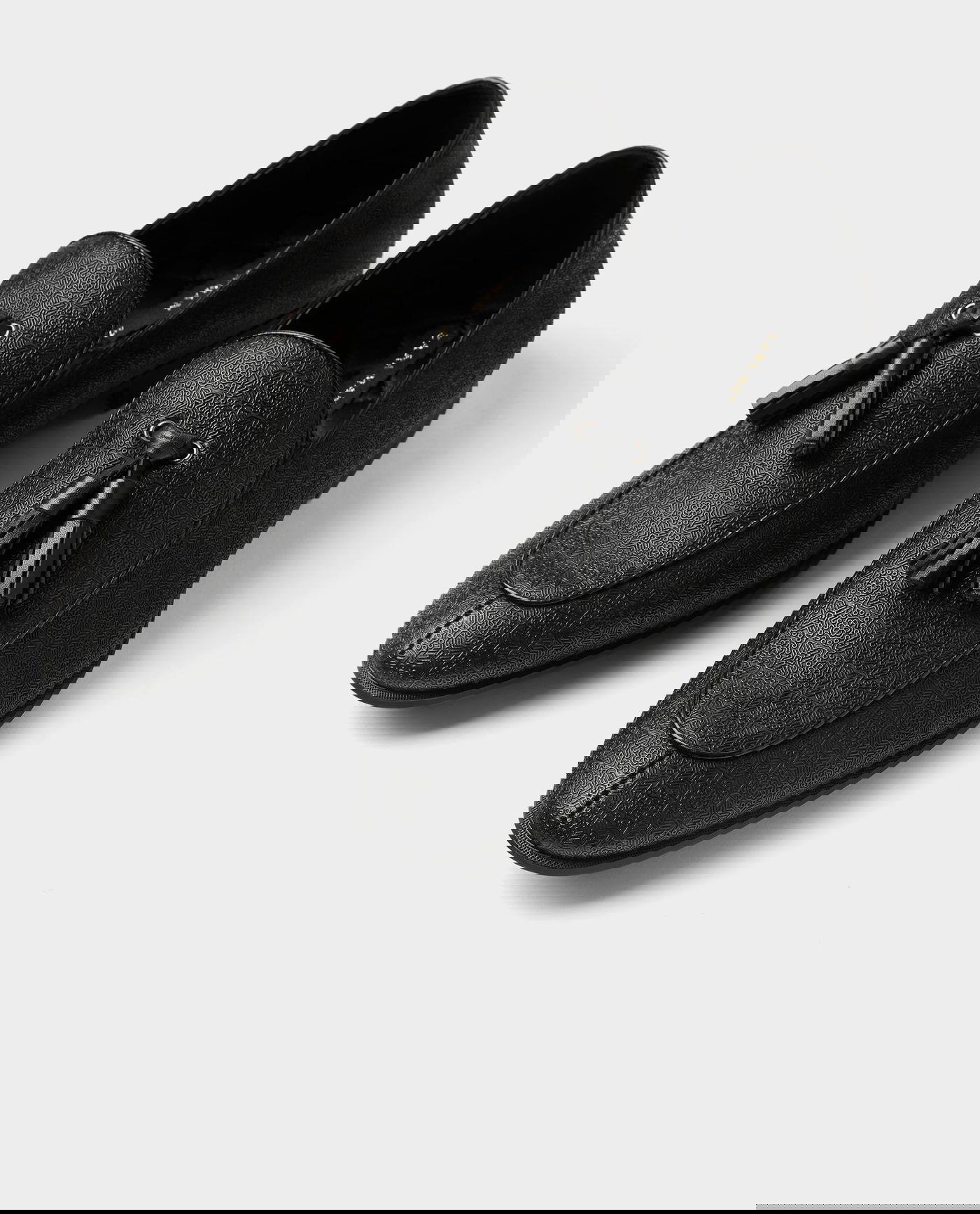 עונת החתונות במחלקת בגדי הגברים של רשת האופנה הספרדית ZARA