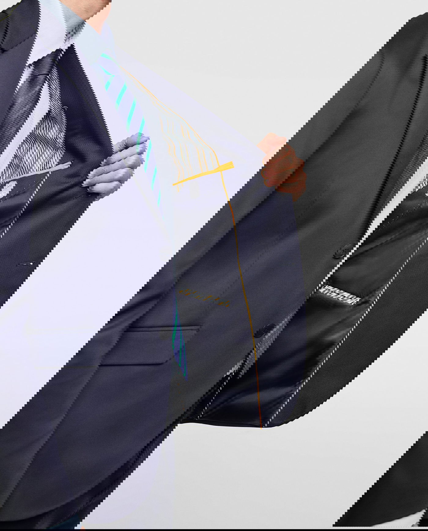 עונת החתונות במחלקת בגדי הגברים של רשת האופנה הספרדית ZARA