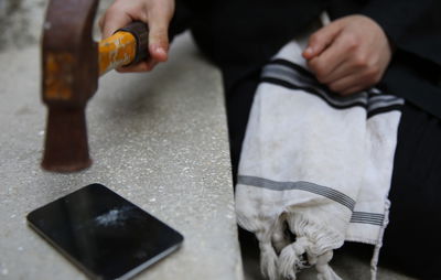 אחרי מעצר חברו: קיצוני ניפץ  אייפון במחאה