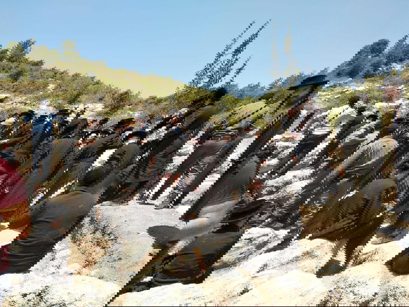 כביש 38: המפגינים החרדים השתלטו על שטח הקברים