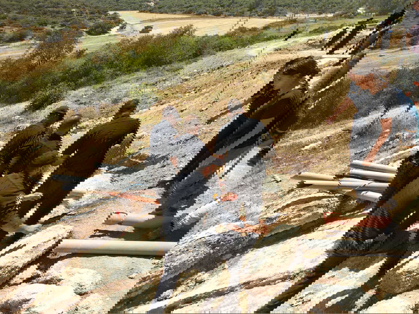 כביש 38: המפגינים החרדים השתלטו על שטח הקברים