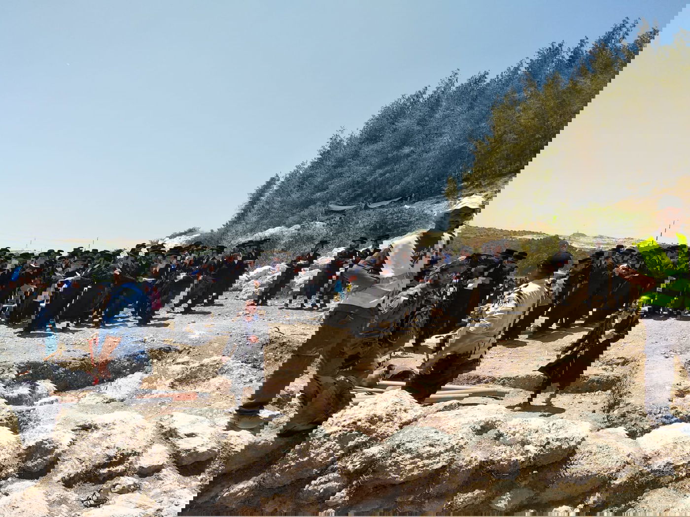 כביש 38: המפגינים החרדים השתלטו על שטח הקברים