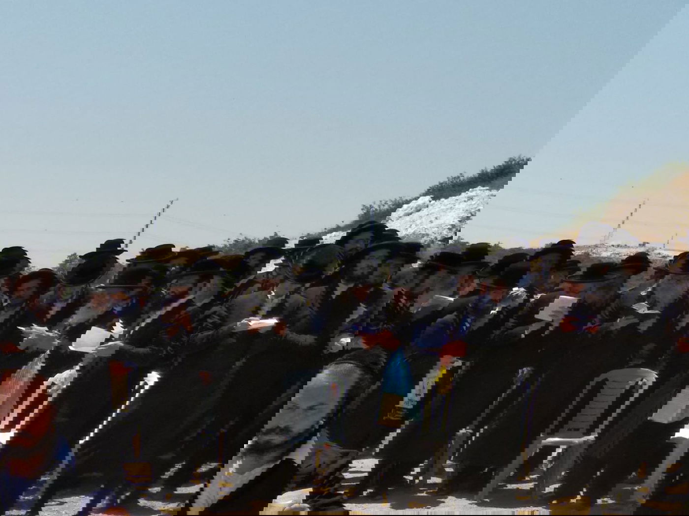 כביש 38: המפגינים החרדים השתלטו על שטח הקברים