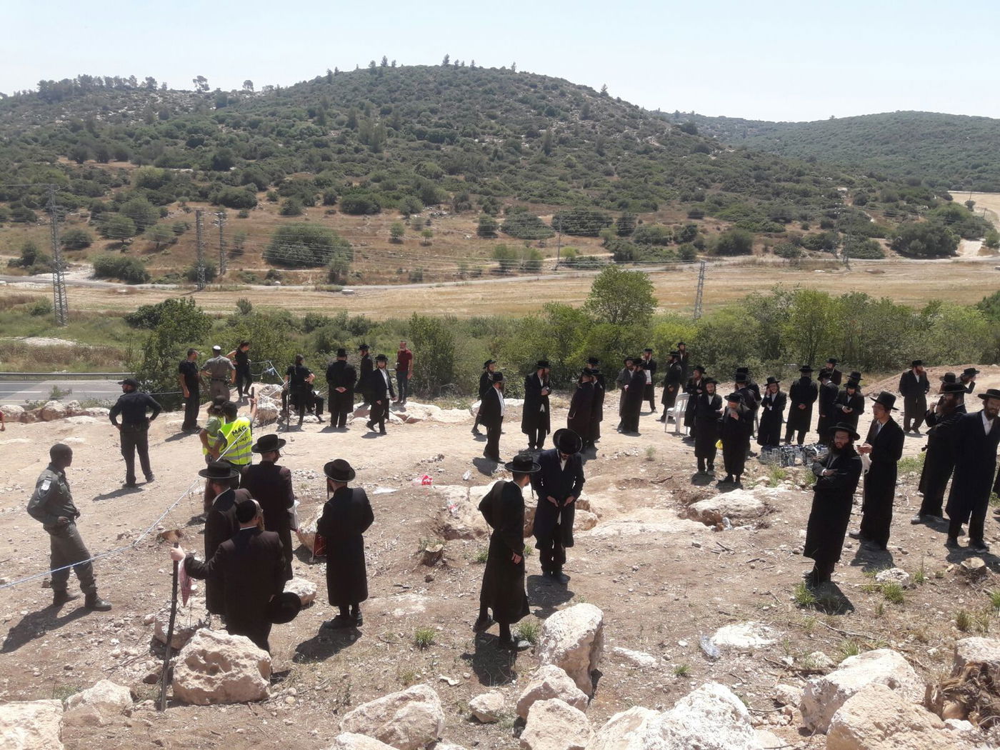 כביש 38: המפגינים החרדים השתלטו על שטח הקברים