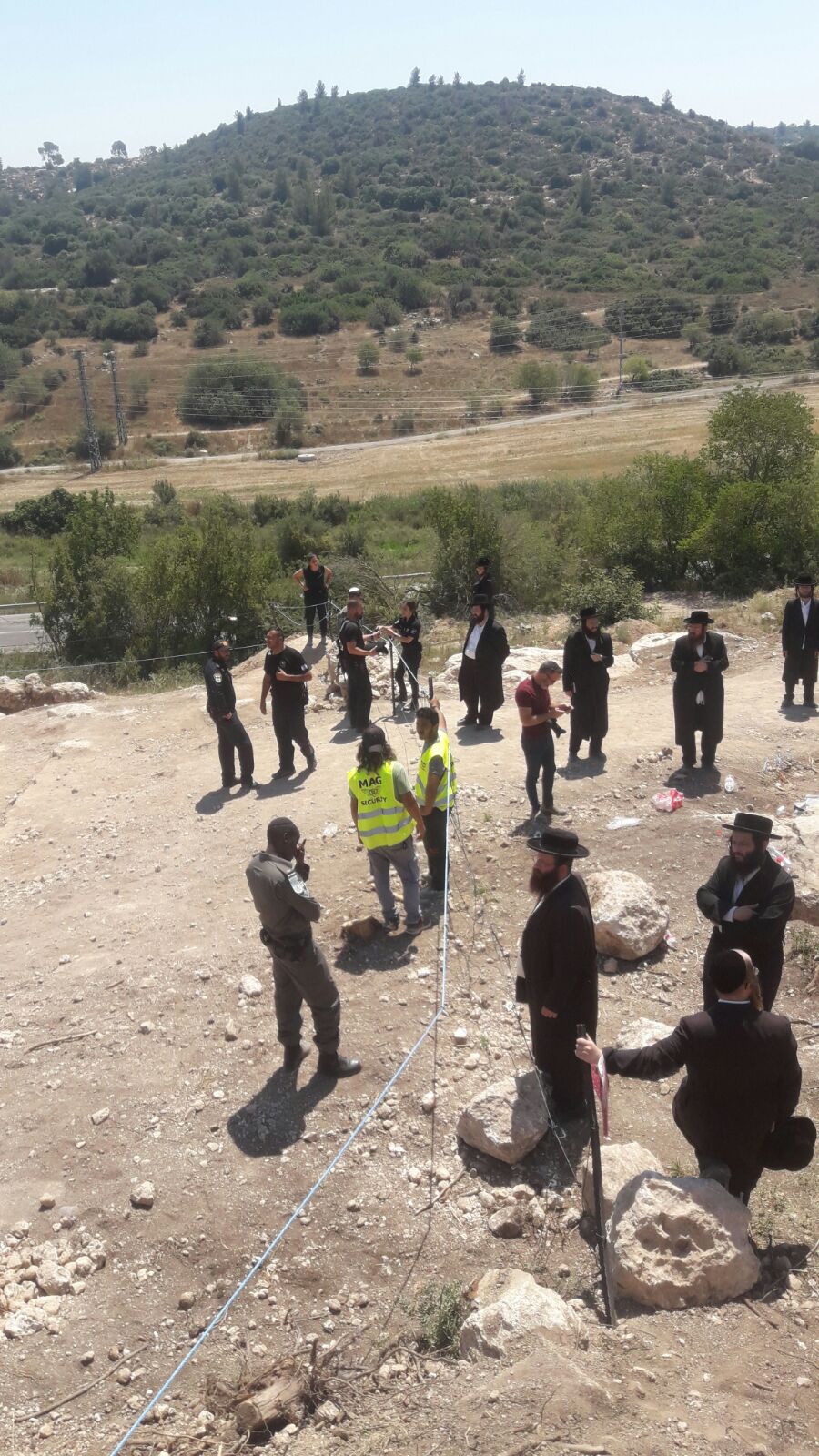 כביש 38: המפגינים החרדים השתלטו על שטח הקברים