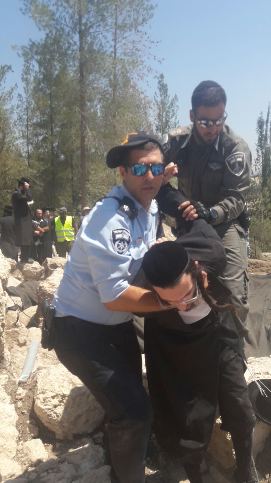 כביש 38: המפגינים החרדים השתלטו על שטח הקברים