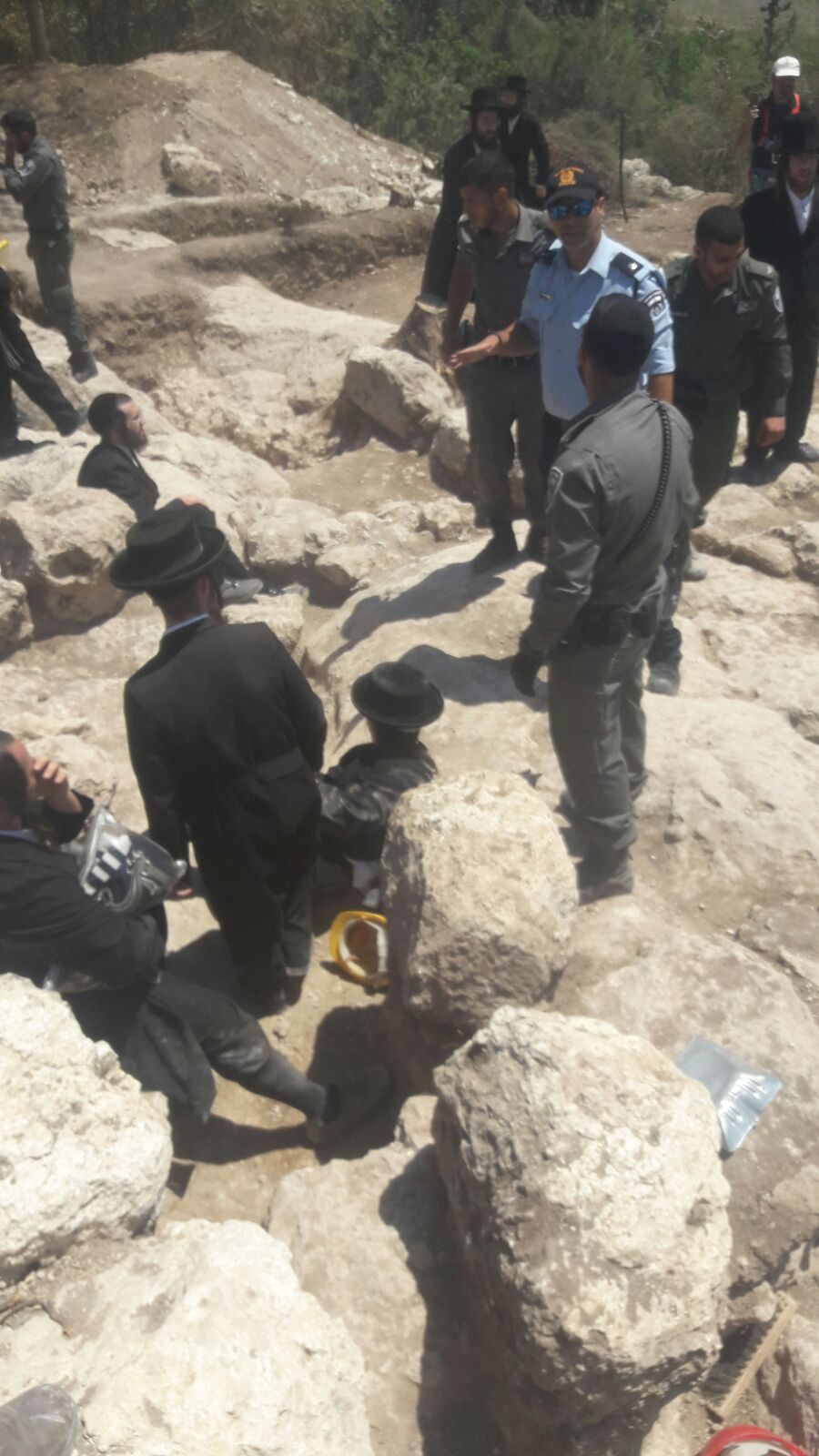 כביש 38: המפגינים החרדים השתלטו על שטח הקברים