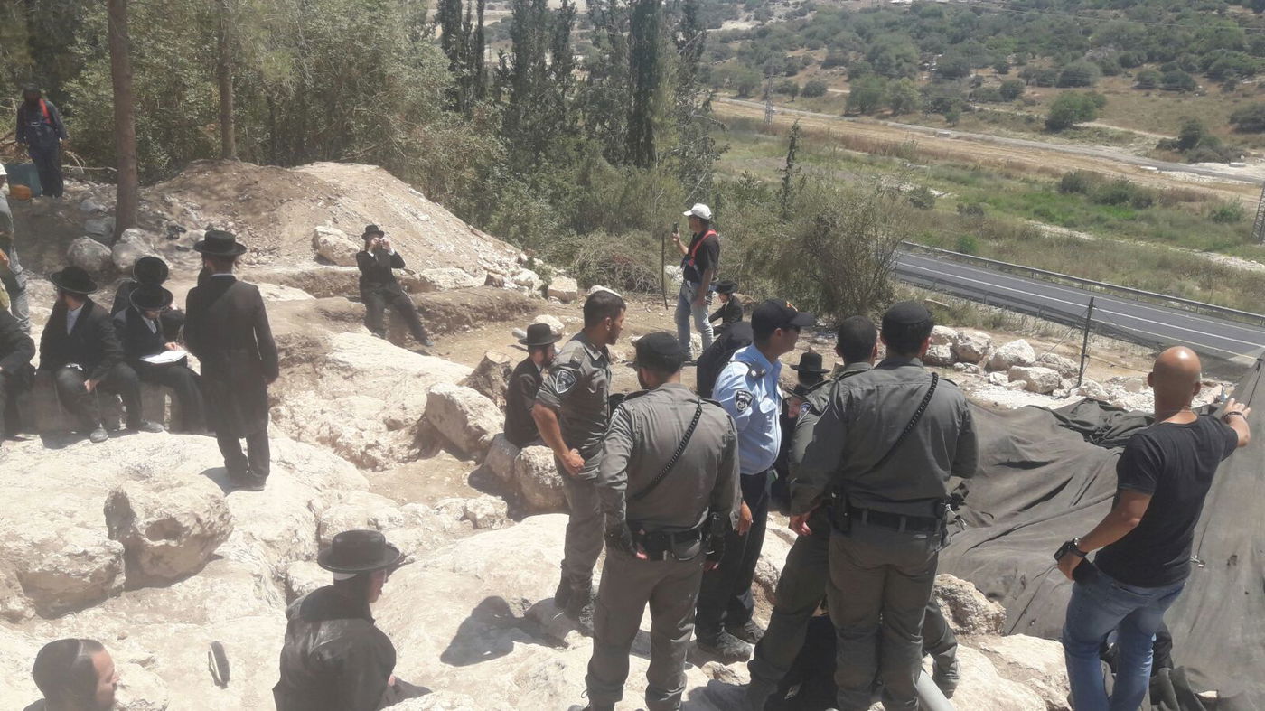 כביש 38: המפגינים החרדים השתלטו על שטח הקברים