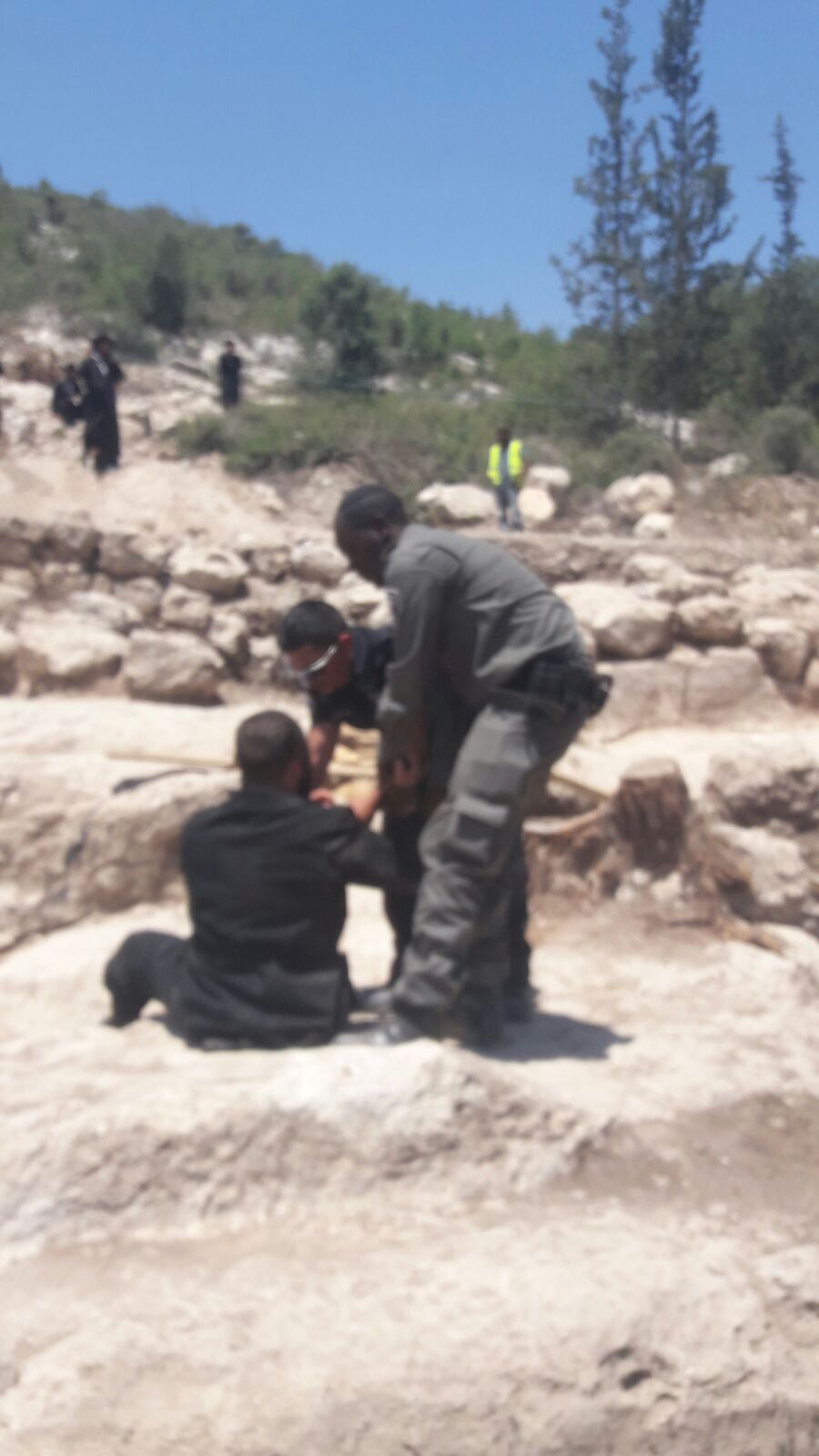 כביש 38: המפגינים החרדים השתלטו על שטח הקברים