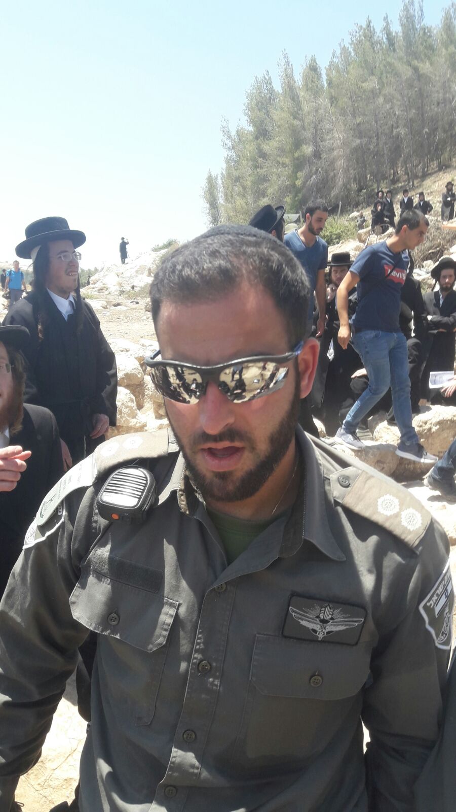 כביש 38: המפגינים החרדים השתלטו על שטח הקברים