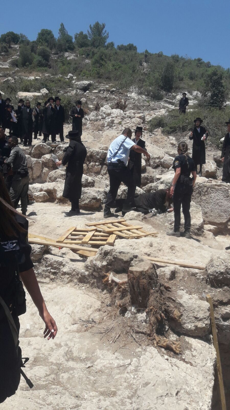 כביש 38: המפגינים החרדים השתלטו על שטח הקברים