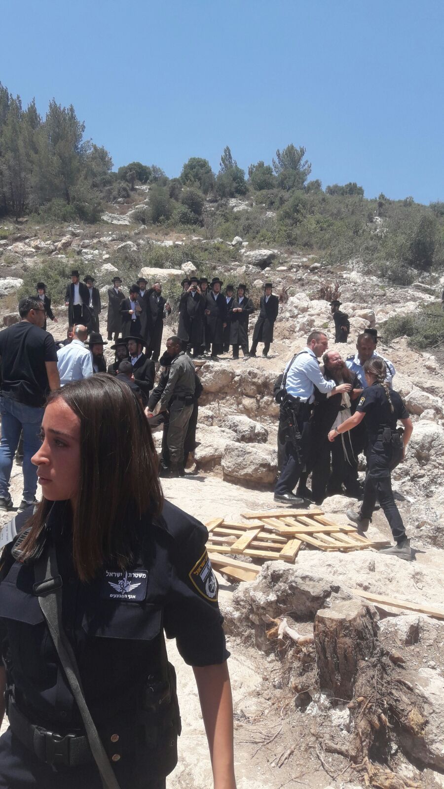 כביש 38: המפגינים החרדים השתלטו על שטח הקברים