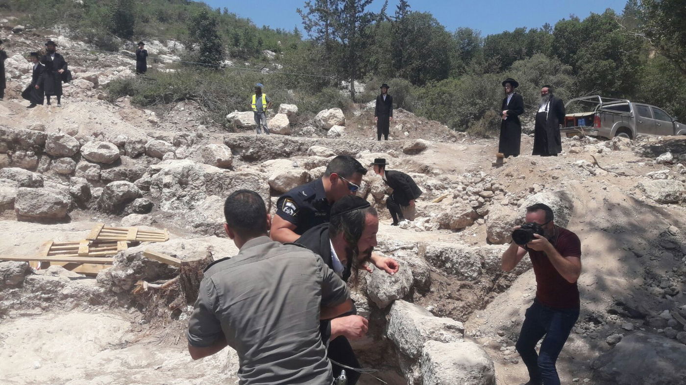 כביש 38: המפגינים החרדים השתלטו על שטח הקברים