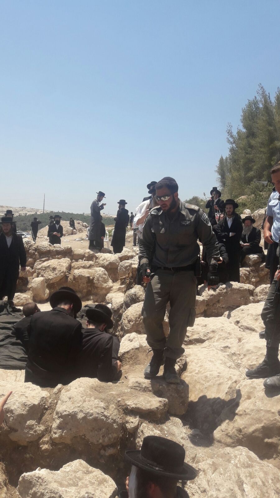 כביש 38: המפגינים החרדים השתלטו על שטח הקברים