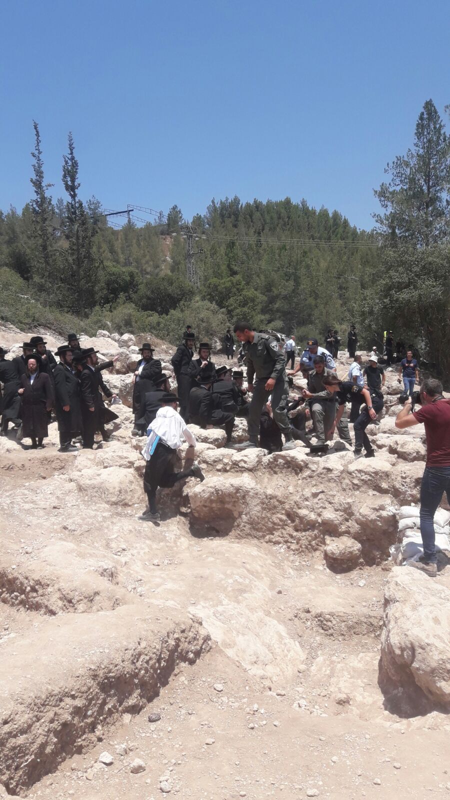 כביש 38: המפגינים החרדים השתלטו על שטח הקברים