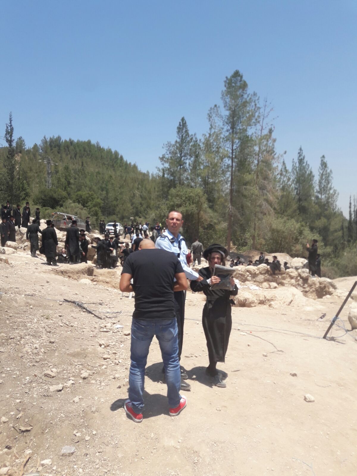 כביש 38: המפגינים החרדים השתלטו על שטח הקברים