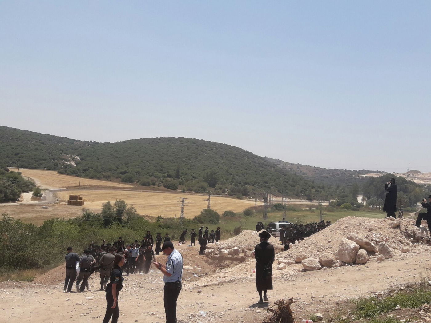 כביש 38: המפגינים החרדים השתלטו על שטח הקברים