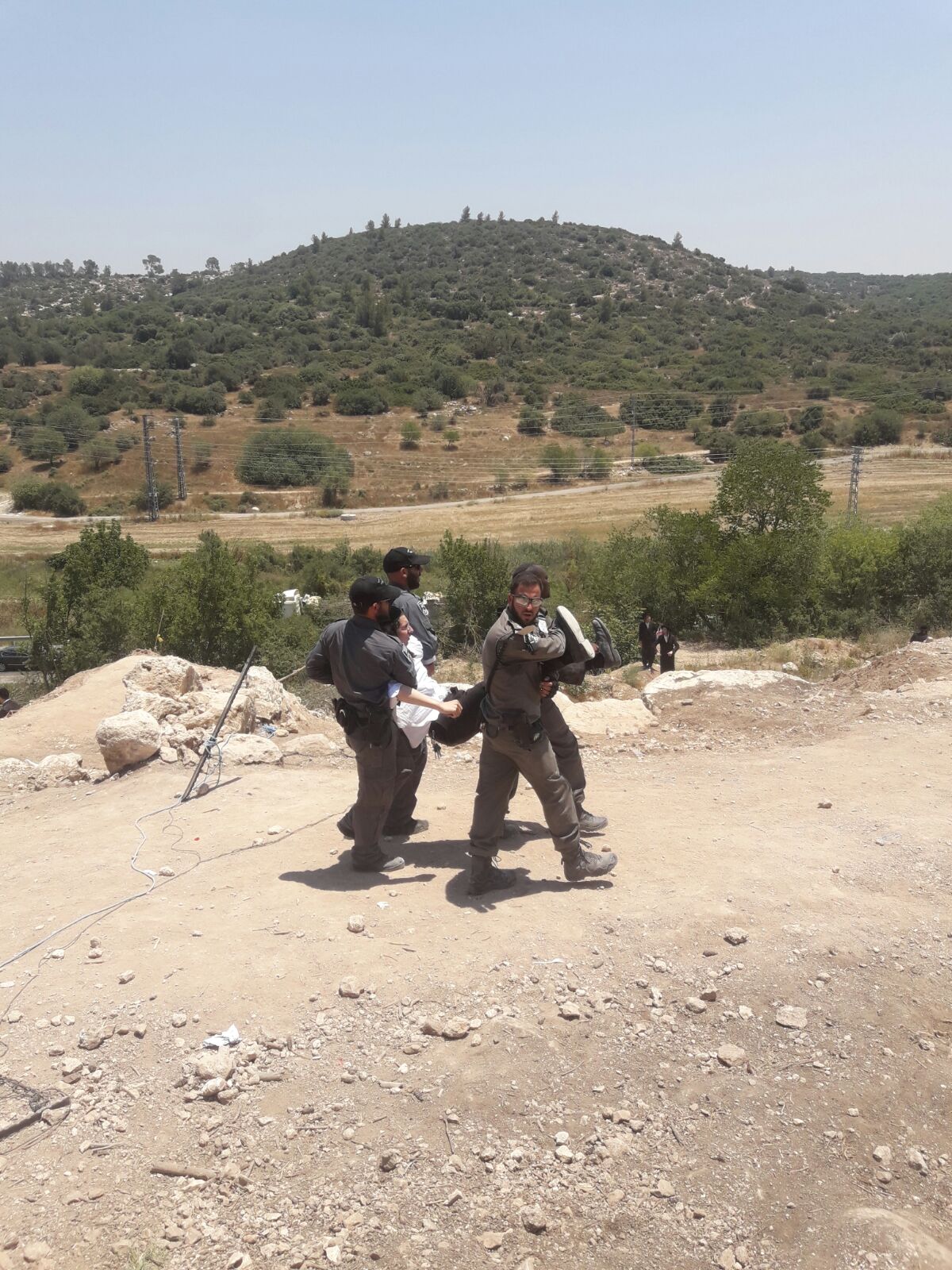 כביש 38: המפגינים החרדים השתלטו על שטח הקברים