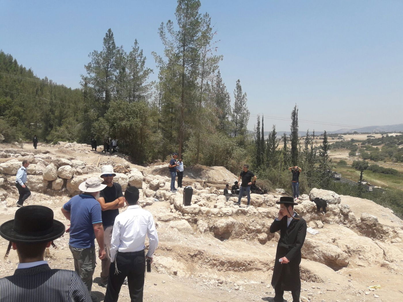 כביש 38: המפגינים החרדים השתלטו על שטח הקברים