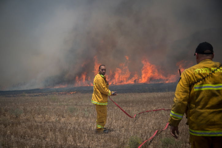 נאבקים באש:  כך נראה  טרור העפיפונים. צפו
