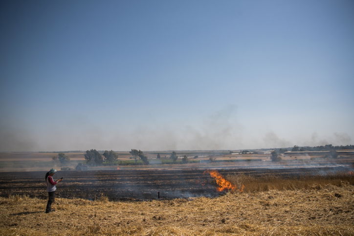 נאבקים באש:  כך נראה  טרור העפיפונים. צפו