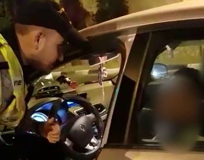 הנהג נרדם באמצע צומת כשהרכב מונע • וידאו